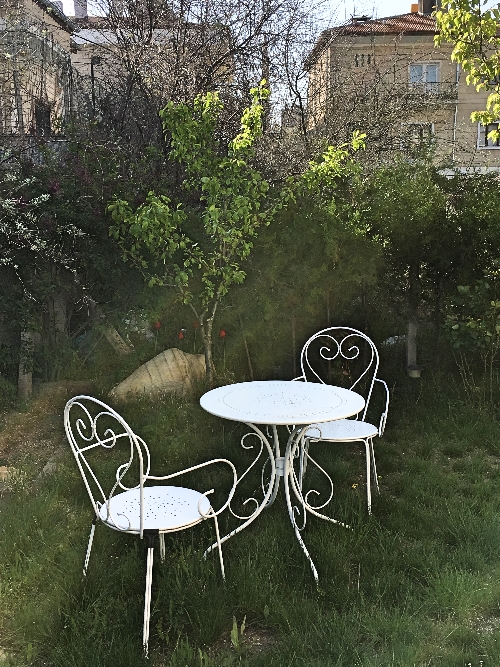 Taman belakang bisa menjadi tempat bersantai 