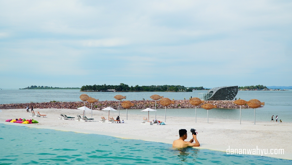 Mau coba foto pamer punggung ala-ala selebgram di infinity pool?