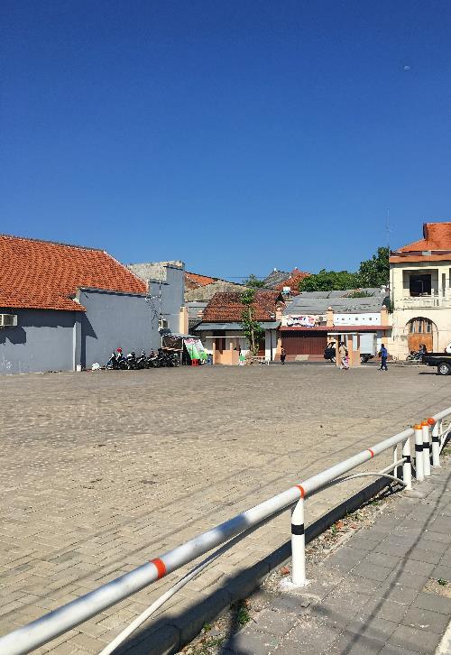 Lahan parkir luas di belakang DMZ 