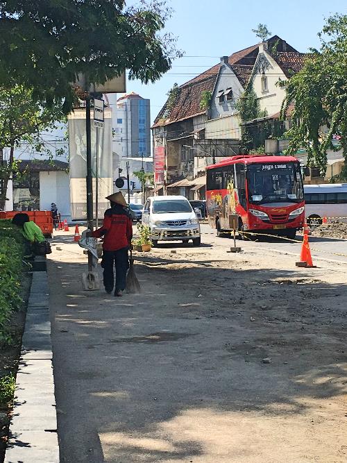 Bis wisata dan transportasi umum melintas di Kota Lama Semarang 