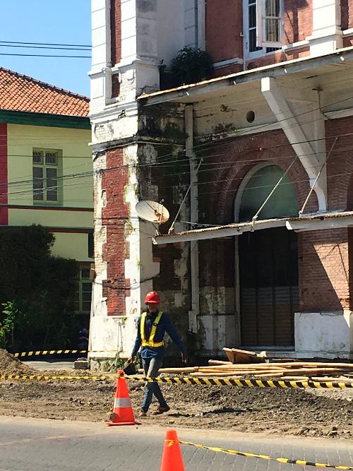 Proyek pekerjaan casing untuk menghilangkan kabel yang berseliweran di kota Lama Semarang. 