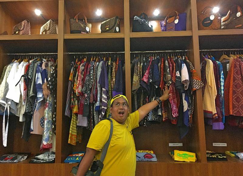 Outer batiknya kece-kece banget lho Kakak!