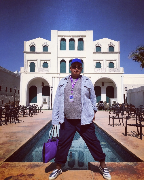 Sepatu, tas , kacamata dengan warna senada bikin tampilan maksimal 