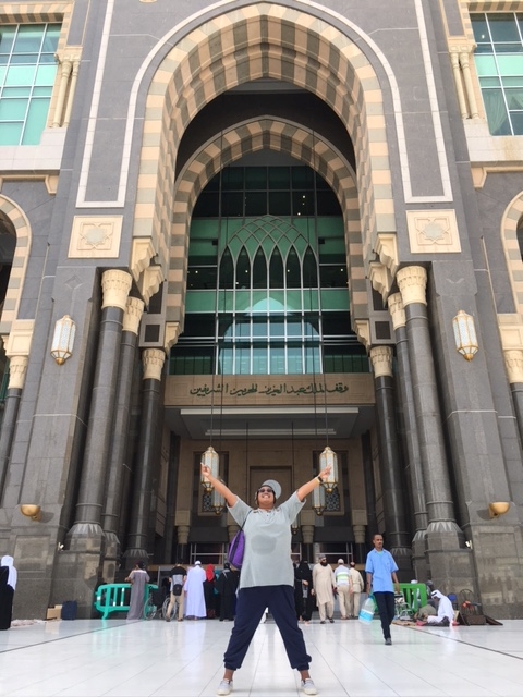 Gaya berpakaian yang modis tapi tetap bebas 