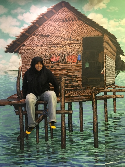 Perawatan ala travel blogger kepri duduk dikelong berharap air laut pasang membasuh kaki.