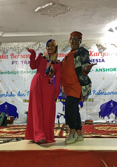 Pakaian di panggung dengan warna warna berani 