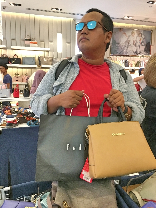 Kalau cuma belanja satu tas nggak murah-murah amat, makanya diborong.