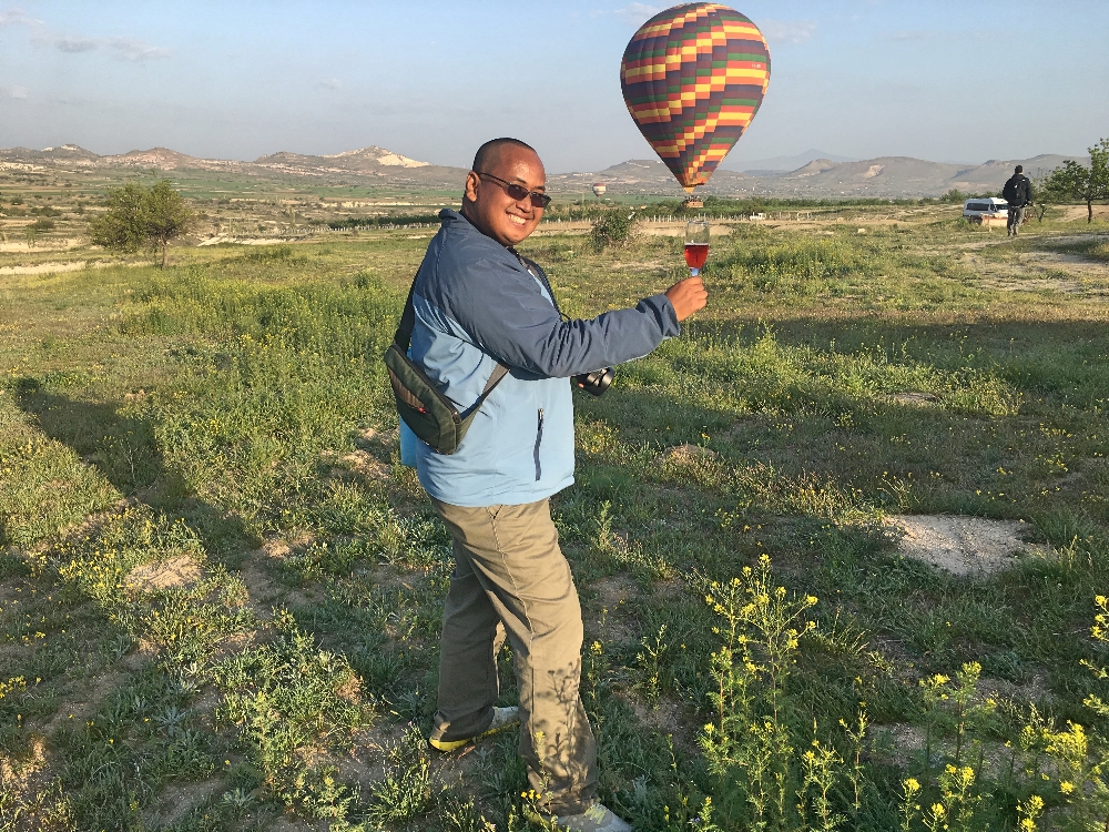 merayakan hari yang cerah di Cappadocia