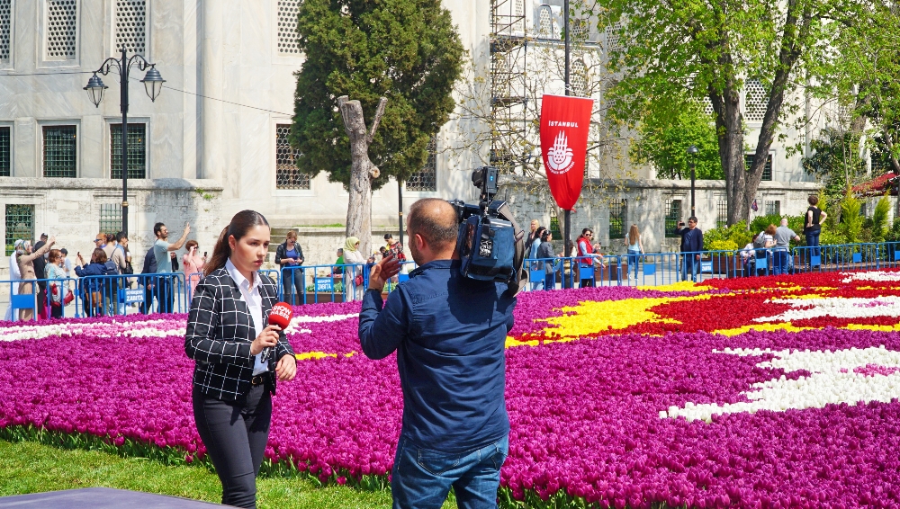 Jurnlasi melipur pameran karpet bunga tulip di depan Hagia Sophia