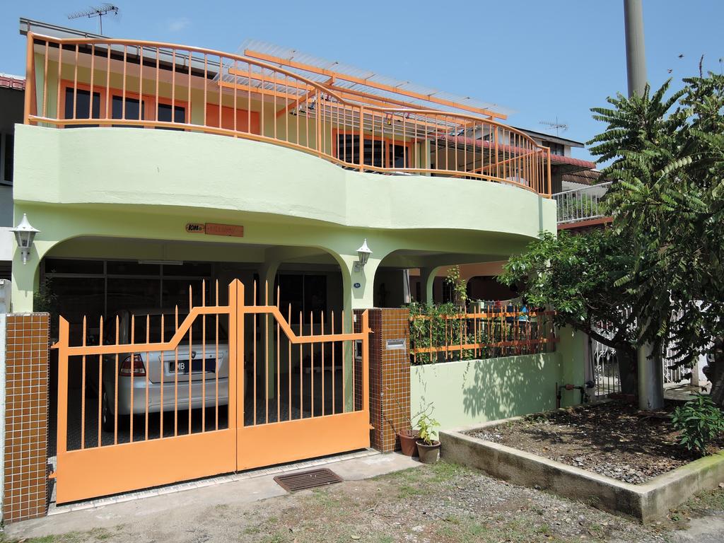Pntu belakang (dari arah dapur) 