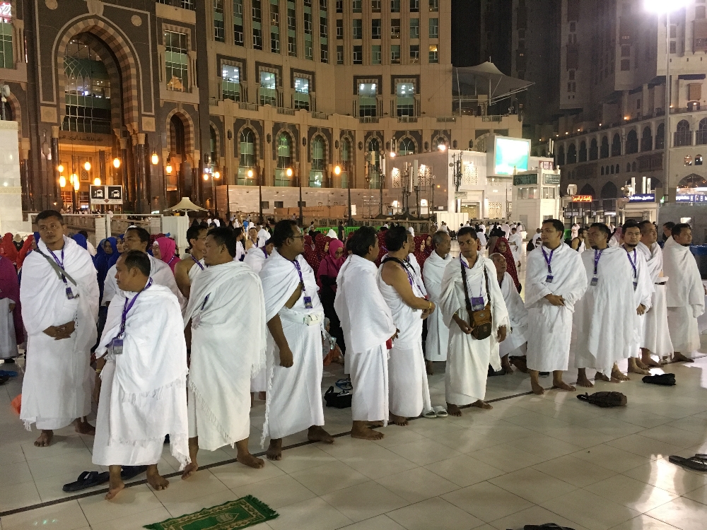 Alhamdulilah walau umroh mandiri setiap bis dibimbing oleh seoarang muthawif yang sabar