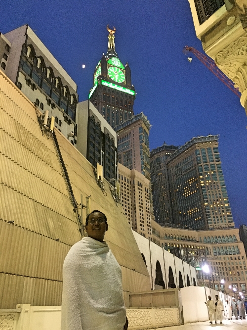 Saya meminjam perlengkapan umroh milik bapak