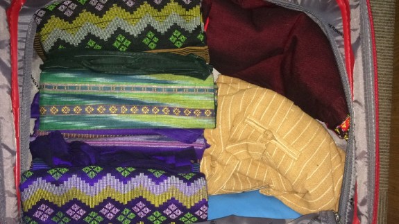 Cuma ini oleh-oleh yang saya beli, 5 kain longji, baju untuk ponakan dan beberapa gelang batu 