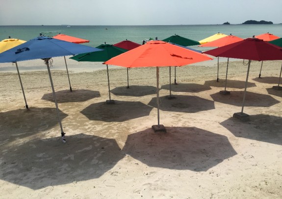 pantai berpasir salah satu daya tarik Lagoi sebagai destinas wisata kelas dunia 