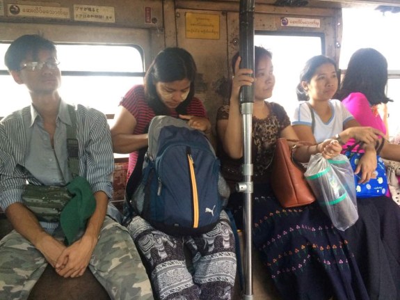 Kalau sudah pakai Tanaka nggak dan sarung nggak kelihatan mana orang Indonesia dan Myanmar 