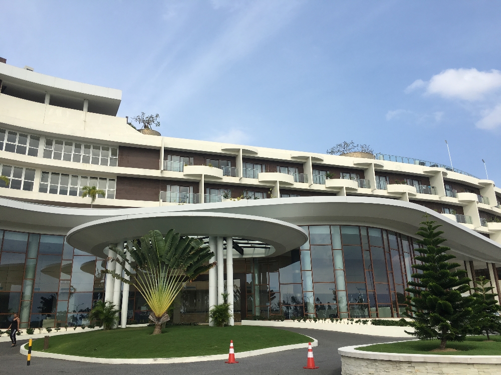 Titik pemberhentian bis di Lagoi dekat hotel Grand Lagoi