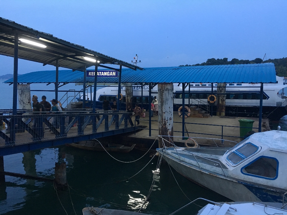 Menjelang magrib sampai di Pelabuhan Punggur Bintan 