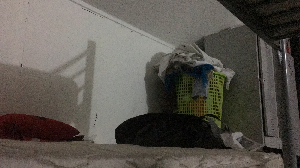 Tumpukan cucian jadi pemandangan indah di kamar ini 