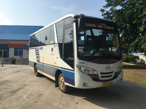 Bis damri parkir di depan kantor bukan di tempat kendaraan 