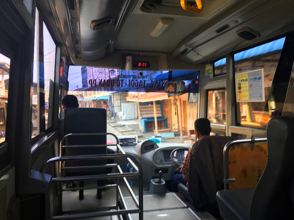 Suasana di dalam bis damri, tak banyak penumpang 