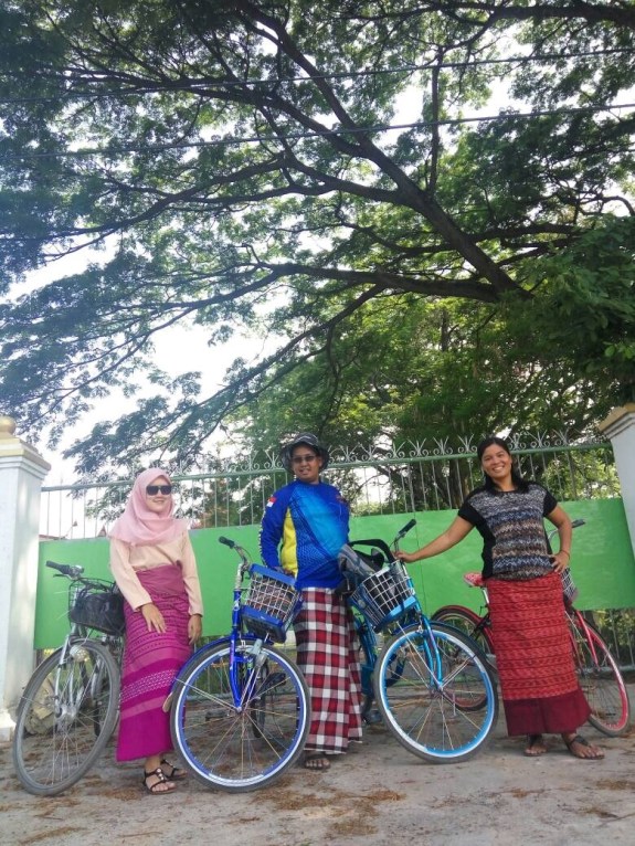 Keliling kota Inle Lake dengan sepeda 