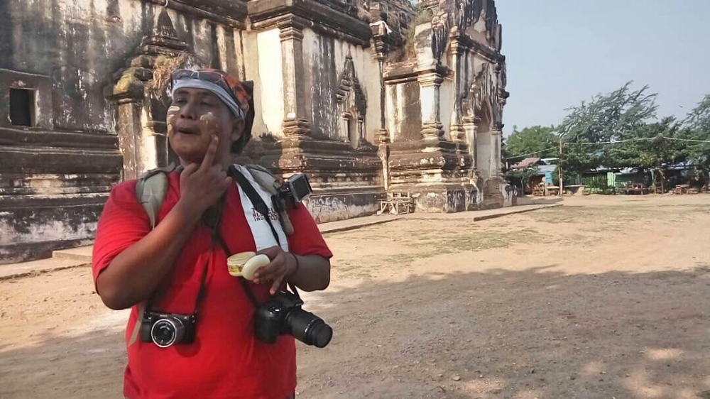 Memakai Tanak untuk melindungi kulit dari paparan sinar matahari dan bisa masuk ke kuil gratis
