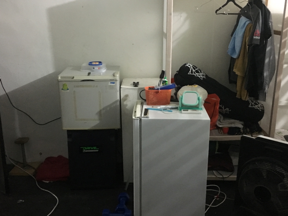 Buset dah ada kulkas dua biji di kamar ini 