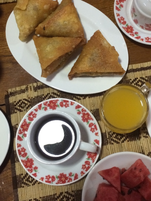 Kira-kira sarapan ini halal nggak sih? Gorengan itu seperti pastel atau pangsit isinya kentang