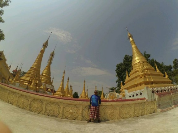 Sarung selalu menjadi gaya andalan di Myanmar