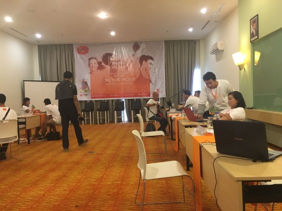 Waktunya mengumpulkan foto ke panitia.
