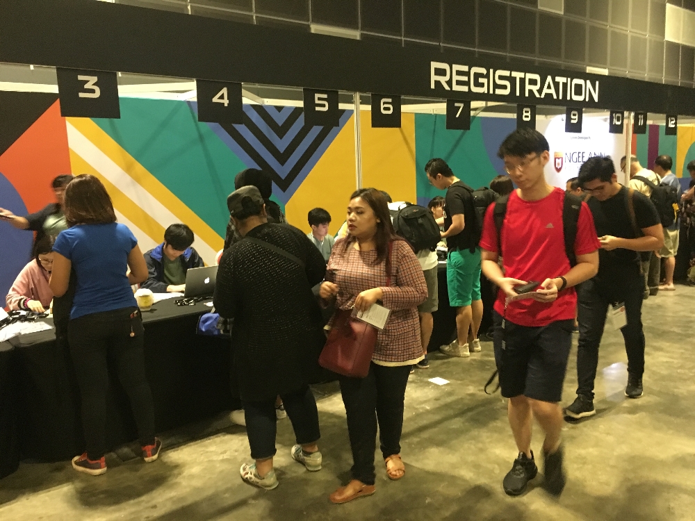 Melakukan pendaftaran dengan menunjukan kartu identitas diri