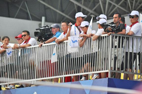 Pendukung Korea yang bahagia karena tim putri memenangkan perlombaan perahau naga