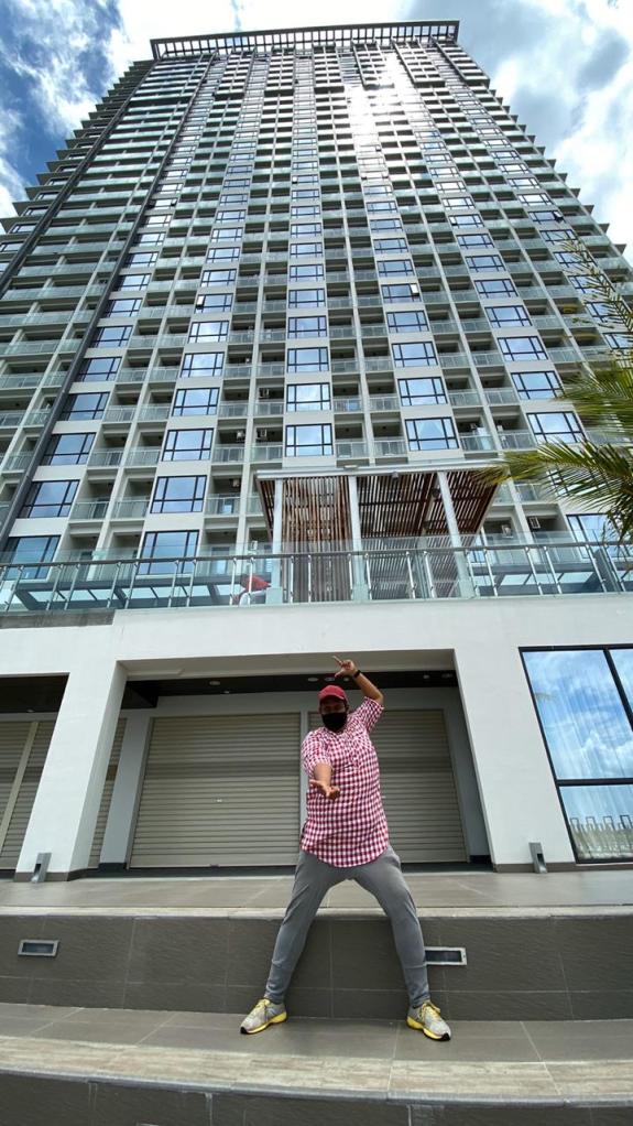 Bergaya spiderman di apartemen one Residence Batam Center 